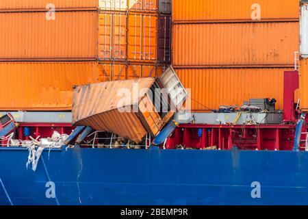 rovesciato il contenitore dopo un incidente su una nave container Foto Stock