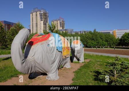 NUR-Sultan, ASTANA, KAZAKHSTAN - 3 GIUGNO 2015: Due elefanti grigi e morbidi decorati con ornamenti tessili colorati rimangono come monumenti a terra Foto Stock