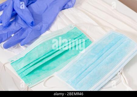maschere mediche appese in fila in primo piano per la protezione dal virus covid-19 coronavirus Foto Stock