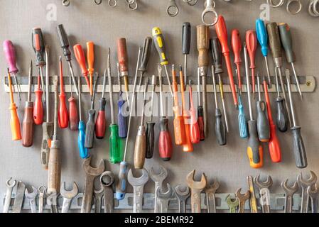 Grande set colorato di chiavi e cacciaviti vecchi nell'officina fai da te Foto Stock