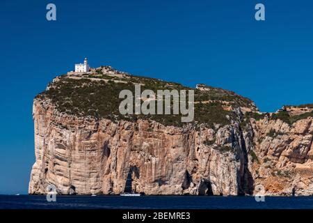 Il promontorio di Capo Caccia, vicino Alghero, in una giornata di sole (Sardegna, Italia) Foto Stock