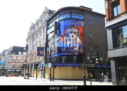 I teatri sono chiusi su Shaftesbury Avenue, nel West End di Londra, sotto l'arenata pandemia di coronavirus, Regno Unito Foto Stock