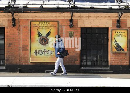 I teatri sono chiusi su Shaftesbury Avenue, nel West End di Londra, sotto l'arenata pandemia di coronavirus, Regno Unito Foto Stock