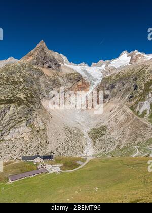 Il rifugio Elena in val Ferret; il ghiacciaio Prè de Bar e il Monte Dolent sullo sfondo (Valle d'Aosta, Italia) Foto Stock