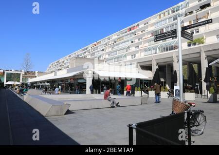 Persone che si accodano fuori Waitrose nel Brunswick Centre, sotto l'arenamento pandemico del coronavirus, a Londra, Regno Unito Foto Stock