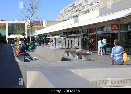 Persone che si accodano fuori Waitrose nel Brunswick Centre, sotto l'arenamento pandemico del coronavirus, a Londra, Regno Unito Foto Stock