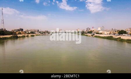 Un fiume storico in una città vecchia Foto Stock