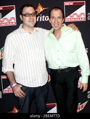 New York, NY, USA. 19 luglio 2010. Bill Werde, e co-fondatore del seminario di musica nuova, Tom Silverman alla festa di apertura notturna per il seminario di musica nuova 2010 alla Sala della Rivoluzione alla Webster Hall. Credito: Steve Mack/Alamy Foto Stock