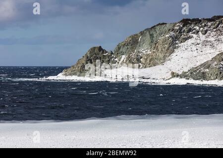 Il tempestoso Atlantico del Nord è stato visto dalla zona di Crow Head dell'Isola di Twillingate Nord, vicino al faro di Long Point, a Twillingate, Terranova, Canada Foto Stock