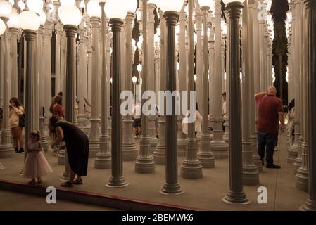 LOS ANGELES, CA/USA - 1 SETTEMBRE 2019: Turisti che interagiscono con la scultura Urban Light di LOS ANGELES Foto Stock