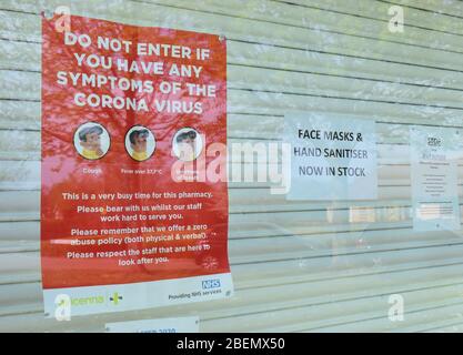 Avviso di coronavirus in una finestra di farmacia. Foto Stock