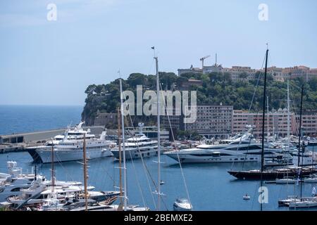 Yacht di lusso ormeggiati nel Port Hercule a Monte Carlo, Monaco, Europa Foto Stock