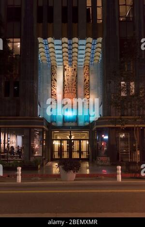 LOS ANGELES, CA/USA - 16 FEBBRAIO 2019: Il famoso edificio orientale nel centro di Los Angeles di notte. Foto Stock