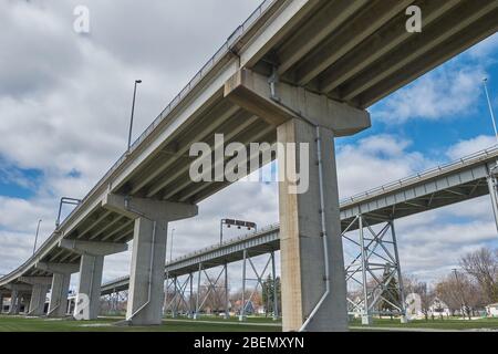 Blue Water Bridge che collega Port Huron, Michigan USA con Sarnia / Point Edward Ontario Canada Foto Stock