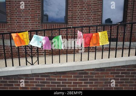 New York, NY, USA. 14 Aprile 2020. Un cartello che ringrazia il personale si appende da una ringhiera al Brooklyn Hospital Center nel Borough di Brooklyn il 14 aprile 2020 a New York. Credit: Bryan Smith/ZUMA Wire/Alamy Live News Foto Stock