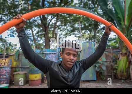 Il giovane pratica il bilanciamento sul ciclo di filatura alla scuola di Fekat Circus e al centro comunitario di Addis Abeba, Etiopia, Africa. Foto Stock