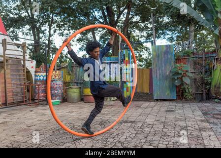 Il giovane pratica il bilanciamento sul ciclo di filatura alla scuola di Fekat Circus e al centro comunitario di Addis Abeba, Etiopia, Africa. Foto Stock