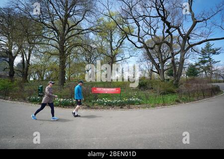 New York, NY, USA. 14 Aprile 2020. Un segno che esorta le distanze sociali nel Parco di Fort Greene nel Borough di Brooklyn il 14 aprile 2020 a New York. Credit: Bryan Smith/ZUMA Wire/Alamy Live News Foto Stock