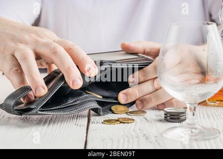 l'uomo disperato cade nella depressione e diventa alcolico e miserabile. La sua dipendenza lo porta ad uno stato di solitudine e di povertà Foto Stock