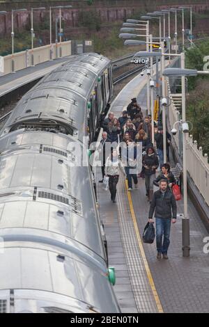 Passeggeri a bordo e in salita da un treno Southern alla stazione ferroviaria West Brompton (linea West London) Foto Stock