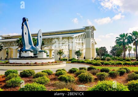 Una grande ancora è eretta vicino al Barksdale Pavilion al Jones Park, 26 marzo 2020, a Gulfport, Mississippi. Foto Stock