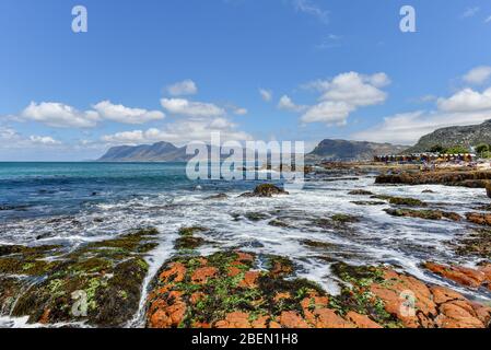 Muizenberg Beach con vista sulle montagne, Città del Capo, Capo Occidentale, Sud Africa Foto Stock