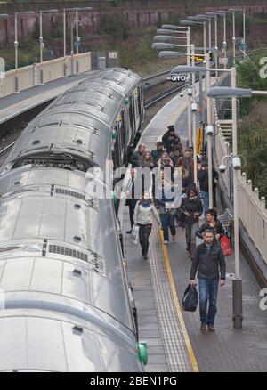 Passeggeri a bordo e in salita da un treno Southern alla stazione ferroviaria West Brompton (linea West London) Foto Stock