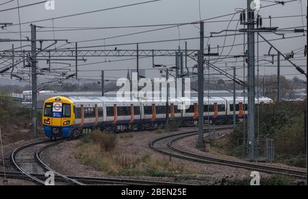 Londra Overground Bomabrdier classe 378 treno capitalstar 387203 passando Willesdon Junction, Londra sulla linea nord di Londra Foto Stock