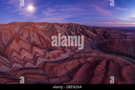 The Raple Anticline, un'antenna unica di geologia nello Utah meridionale al tramonto Foto Stock