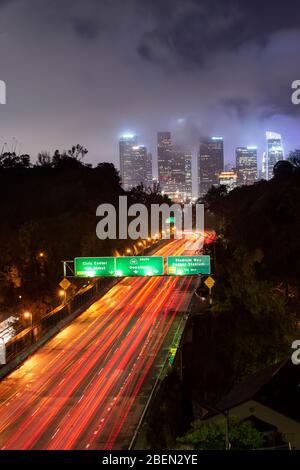 In auto, si può arrivare in auto a bordo di ponti e superstrada sulla Foggy Night nel centro DI LOS ANGELES Foto Stock