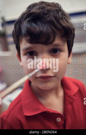 bambini che giocano in un cortile interno e dipingono con vernici ad acqua Foto Stock
