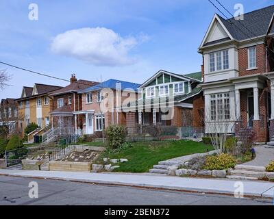 Strada residenziale con una varietà di case più vecchie e più nuove e un mix di distaccati e semi-indipendenti Foto Stock