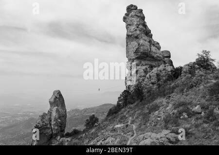 Una persona pone il bilanciamento nel mezzo di una linea alta a Los Frailes Foto Stock