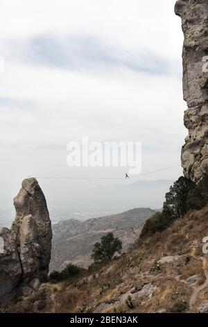 Una persona pone il bilanciamento in una linea alta a Los Frailes Foto Stock