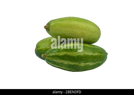 Tre zucca verde a punta, fresca, impilata su uno sfondo bianco vuoto Foto Stock
