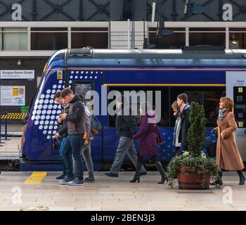 Passeggeri che lasciano un treno TurboStar di classe 170 Abellio Scotrail alla stazione ferroviaria di Glasgow Queen Street Foto Stock