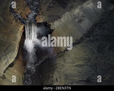 Ripresa aerea di una cascata senza nome negli altopiani dell'Islanda Foto Stock