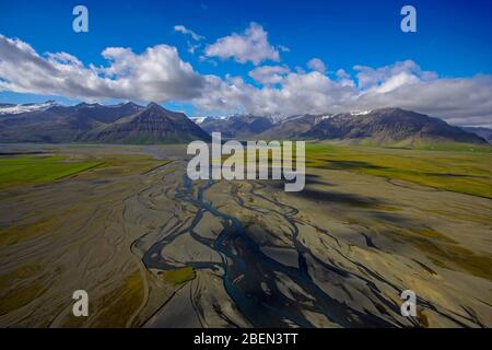 Ripresa aerea di fiumi ghiacciati nel sud dell'Islanda Foto Stock