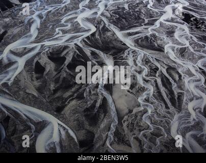Ripresa aerea di fiumi ghiacciati nel sud dell'Islanda Foto Stock