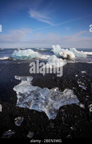 Iceberg incagliato sulla spiaggia di sabbia nera nel sud-est dell'Islanda Foto Stock