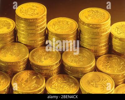 Pila di British pound monete, London, England, Regno Unito Foto Stock