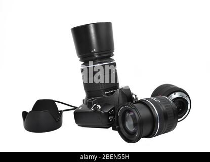 Parte diversa di una fotocamera digitale nera sparsa su uno sfondo bianco isolato Foto Stock