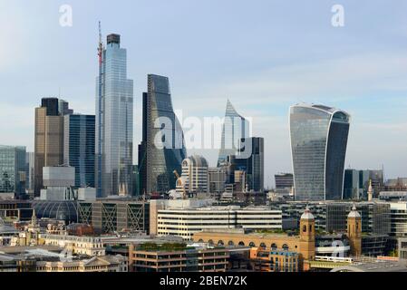 Vista panoramica dei famosi edifici della città di Londra, dalla piattaforma panoramica di Tate Modern, Londra, Regno Unito Foto Stock