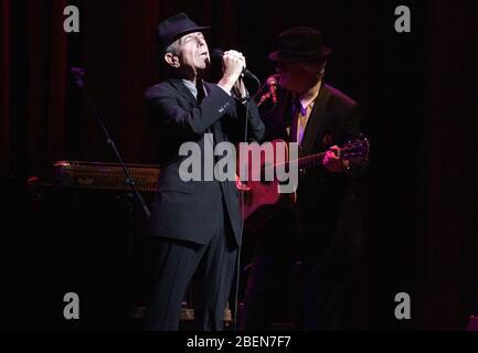 Leonard Cohen si esibisce per la prima volta in quindici anni negli Stati Uniti al Beacon Theatre di New York il 19 febbraio 2009. Credito: Scott Weiner/MediaPunch Foto Stock