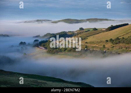 12/07/2016 Transpennine Express classe 350 costeggia l'autostrada M6 in Cumbria con il 0500 Manchester Piccadilly - Glasgow central Foto Stock