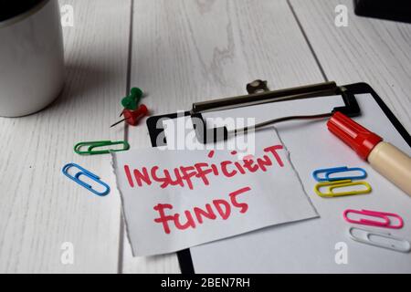 I fondi insufficienti scrivono su note adesive isolate su Office Desk Foto Stock