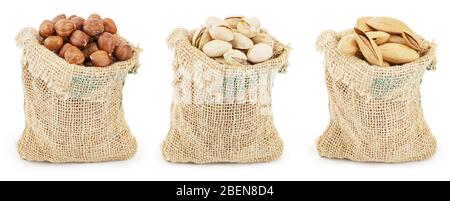 Raccolta di noci in sacchi su sfondo bianco. Mandorle, pistacchi e nocciole Foto Stock