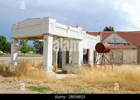 GUNNISON, UT/USA - 10 LUGLIO 2012: I resti di una vecchia stazione di servizio abbandonata. Molte di queste rovine esistono nello Utah meridionale come risultato dell'Interstate High Foto Stock