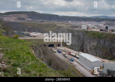 La cava di Tarmac Tunstead, la scuderia industriale di Derbyshire e la freightliner 66419 nel cortile dietro Foto Stock