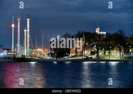 Vista da Skeppsholmen a Stoccolma su Kastellholmen e sulla fiera dei divertimenti di Gröna Lund dietro. Vediamo il castello e gli edifici antichi sulla destra nel pictu Foto Stock